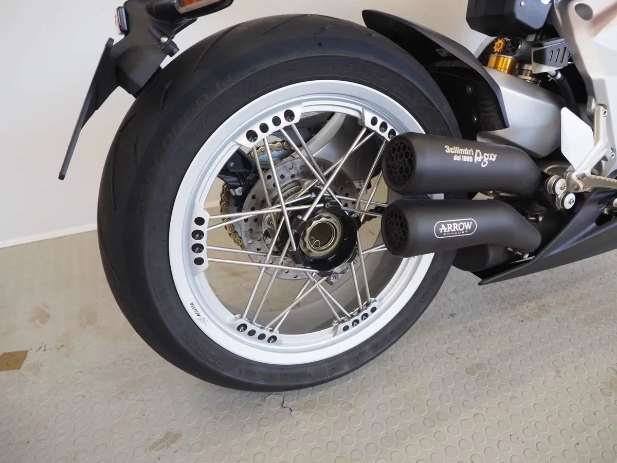 MV Agusta Superveloce 800 Ago (2021 - 23) (2)