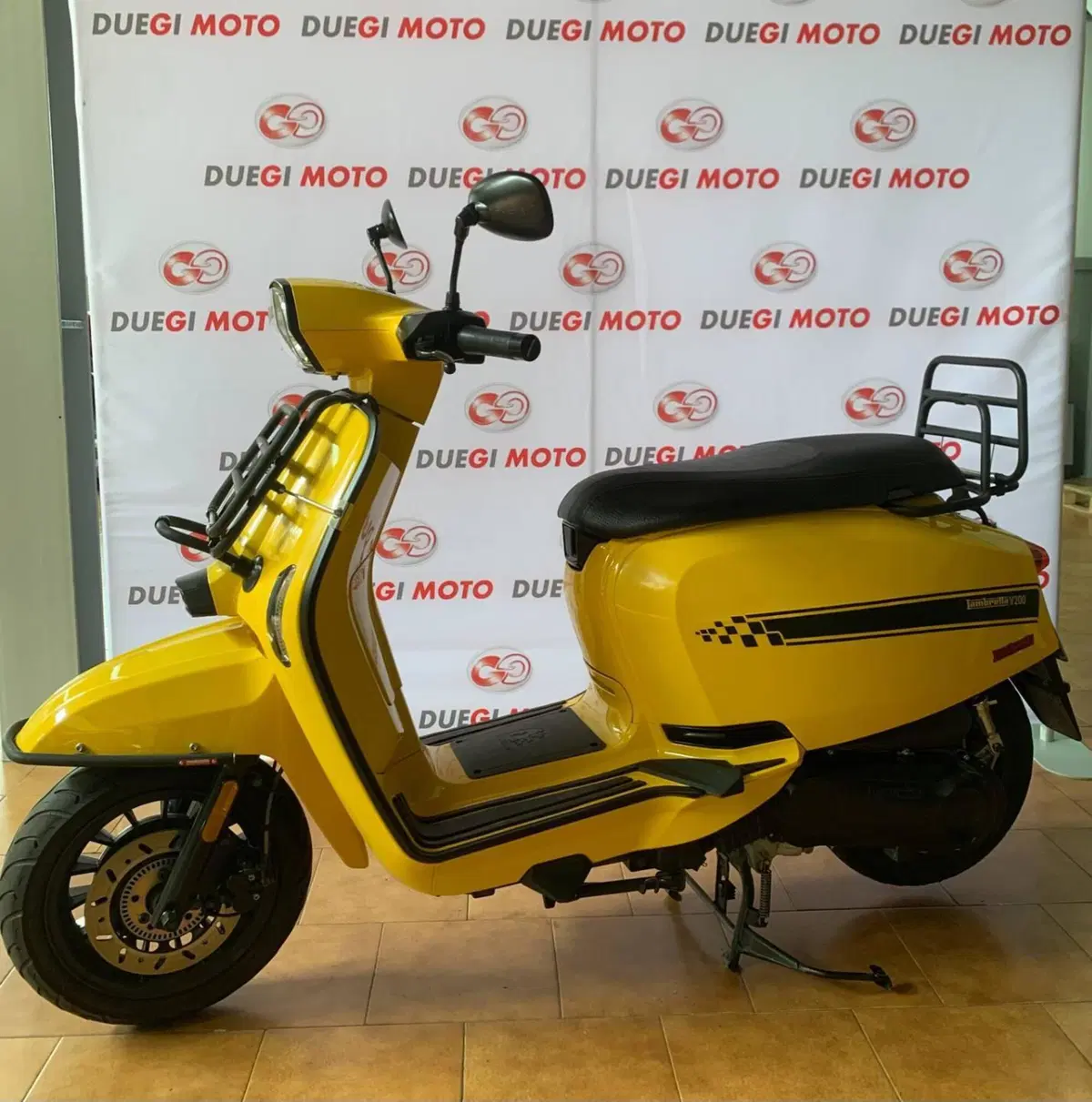 Lambretta V200 Special (2021 - 26) (2)