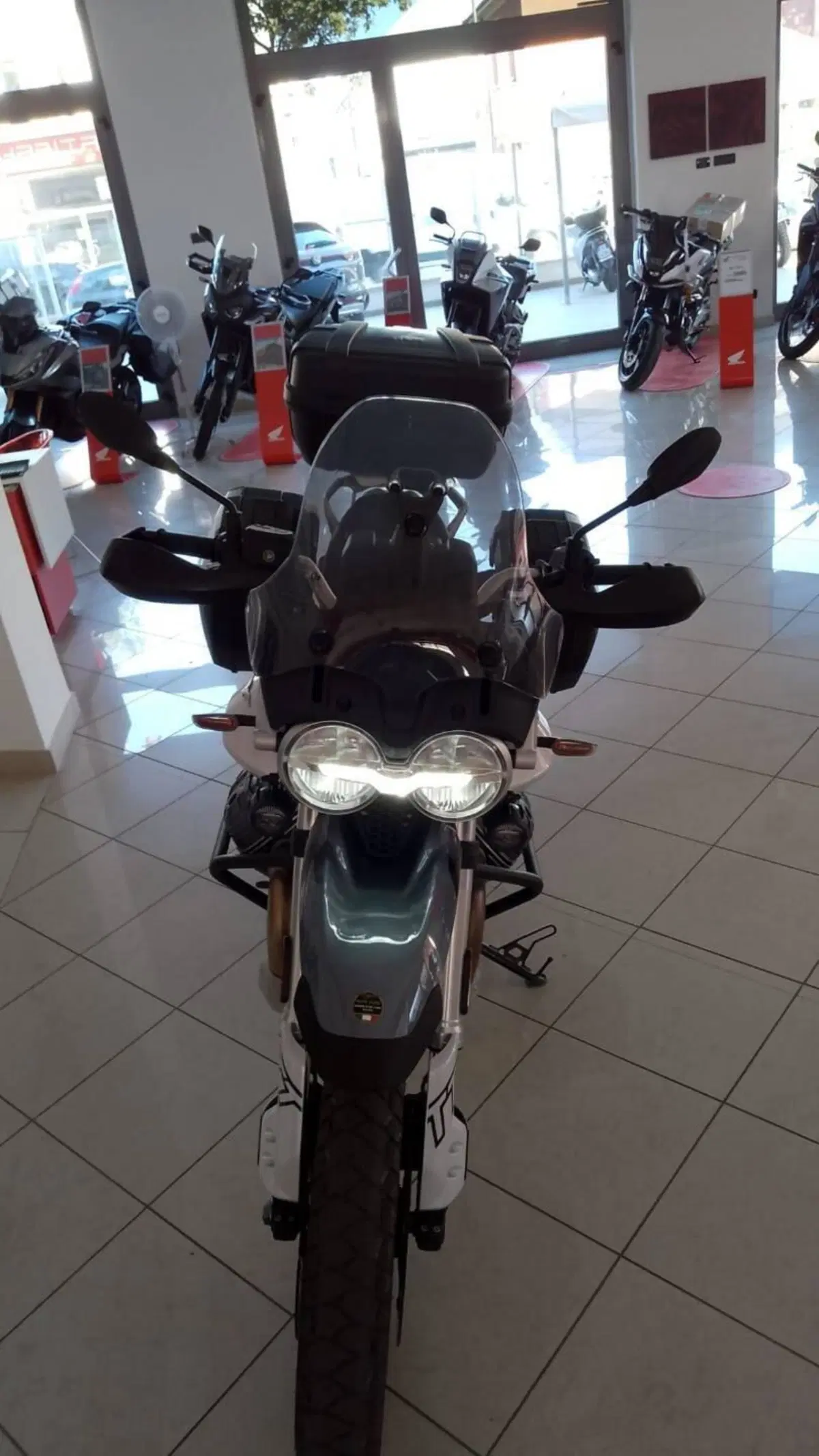 Moto Guzzi V85 TT (2021 - 23) (3)