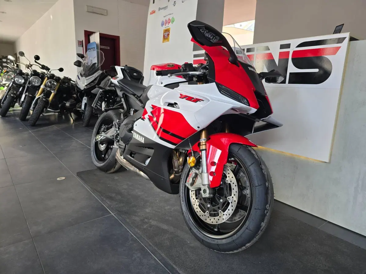 Yamaha YZF R9 70th (2026) (2)