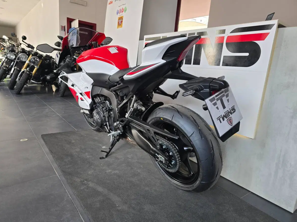 Yamaha YZF R9 70th (2026) (6)
