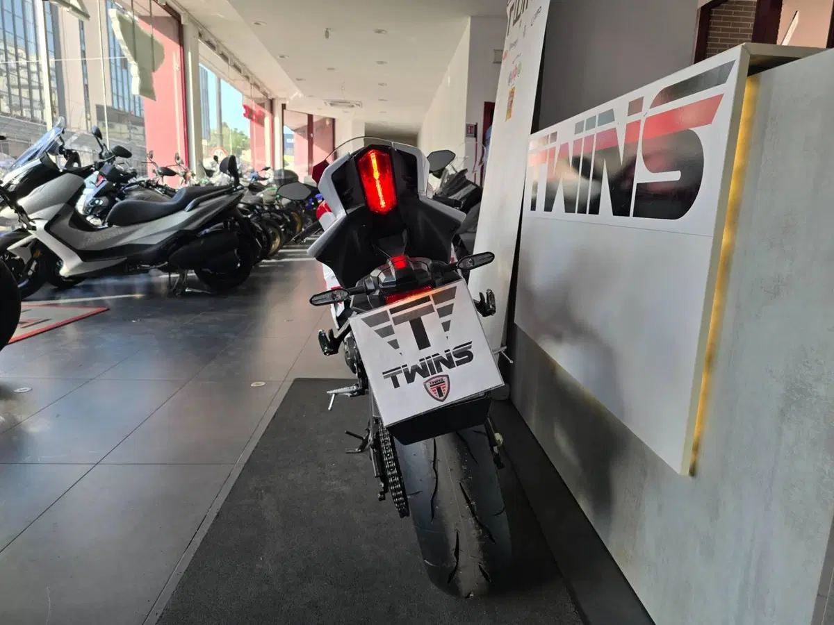 Yamaha YZF R9 70th (2026) (7)