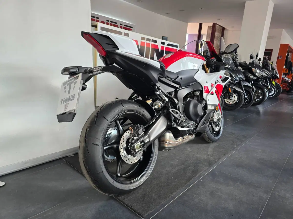 Yamaha YZF R9 70th (2026) (8)
