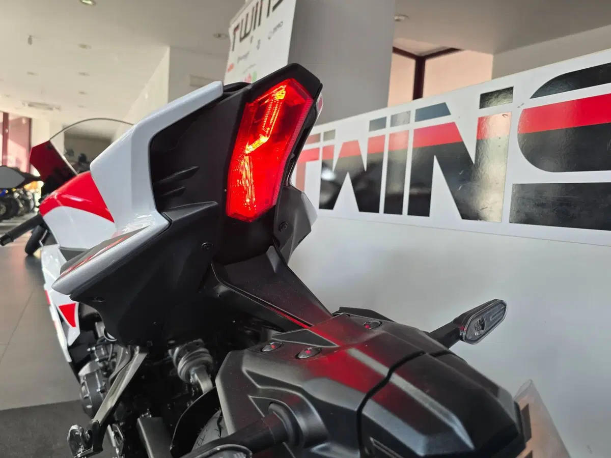 Yamaha YZF R9 70th (2026) (9)