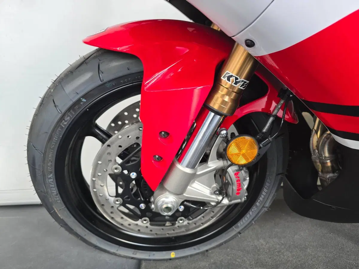 Yamaha YZF R9 70th (2026) (13)