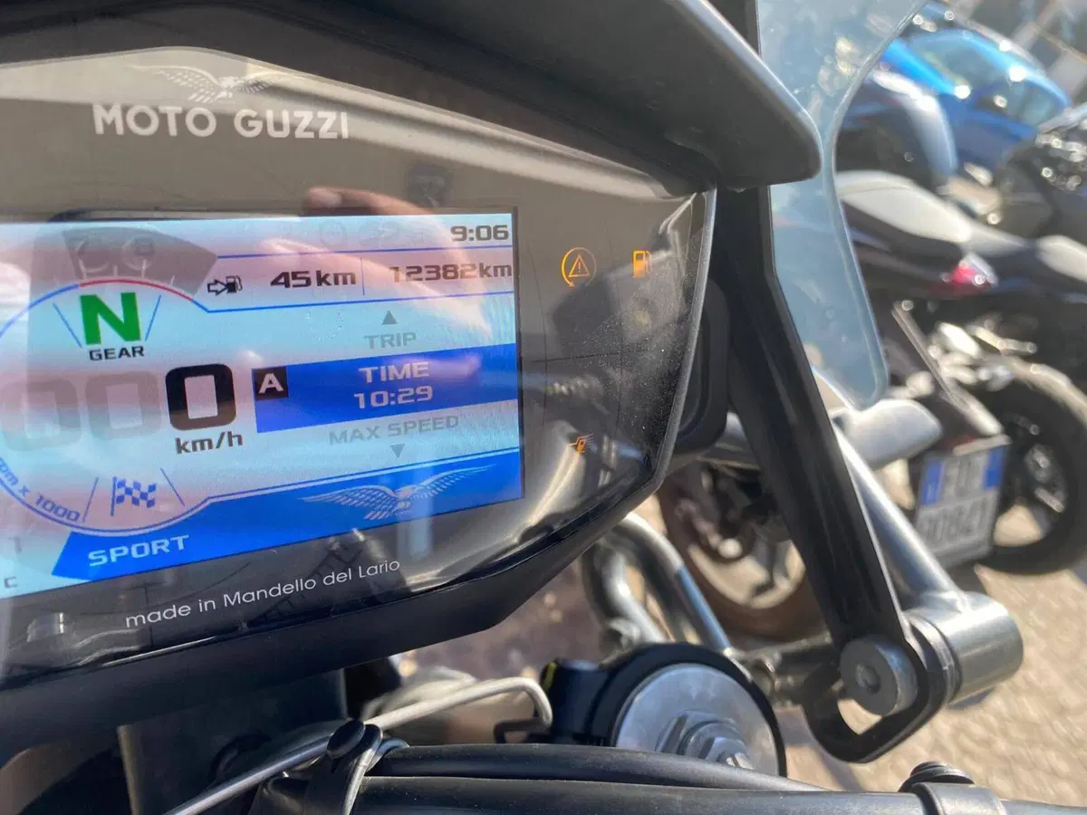 Moto Guzzi V85 TT (2021 - 23) (3)