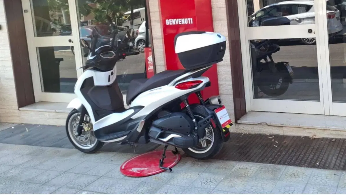 Piaggio Beverly 300 Hpe (2021) (9)