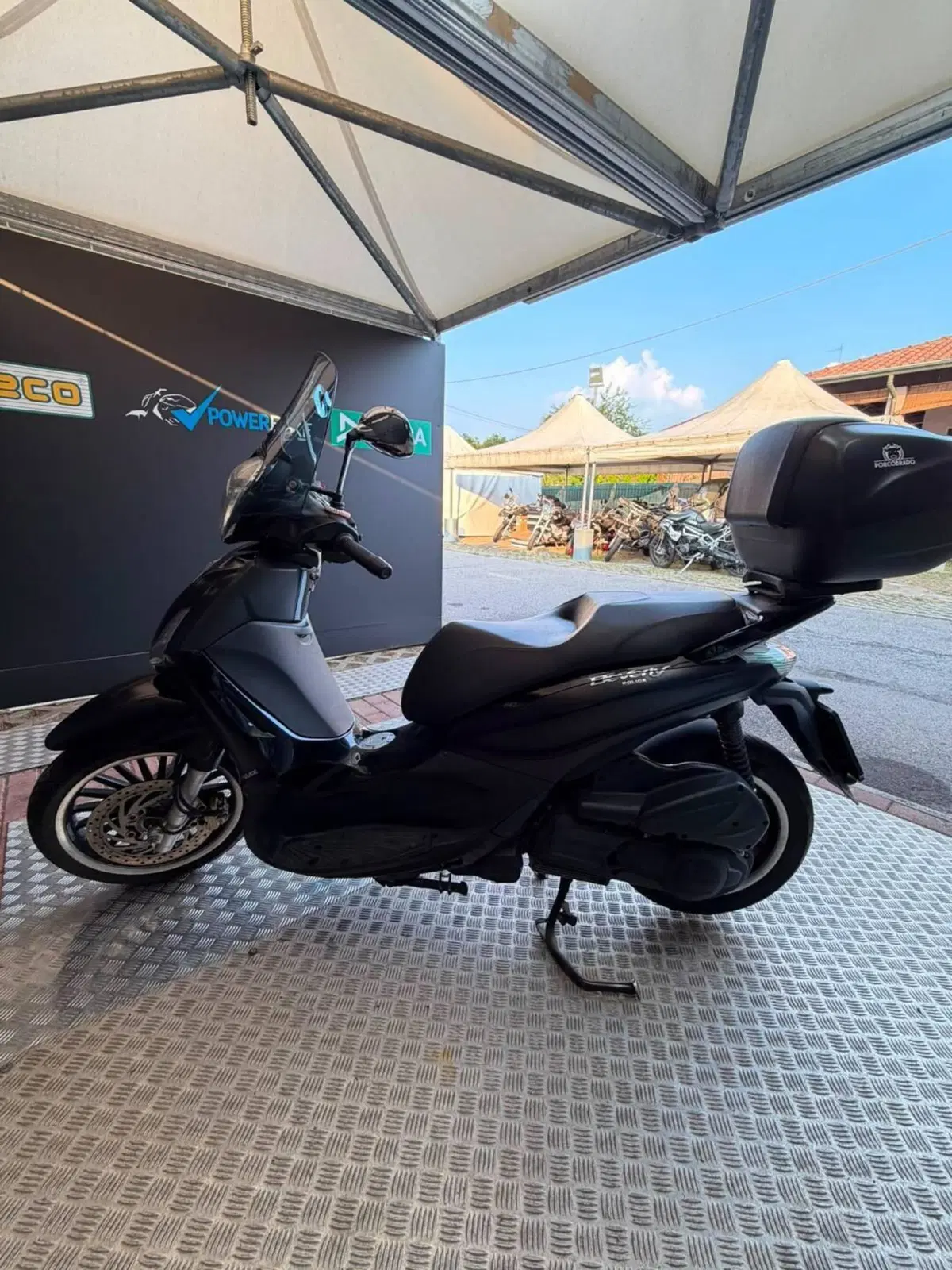 Piaggio Beverly 300 i.e. Police ABS-ASR (2017 - 20) (2)
