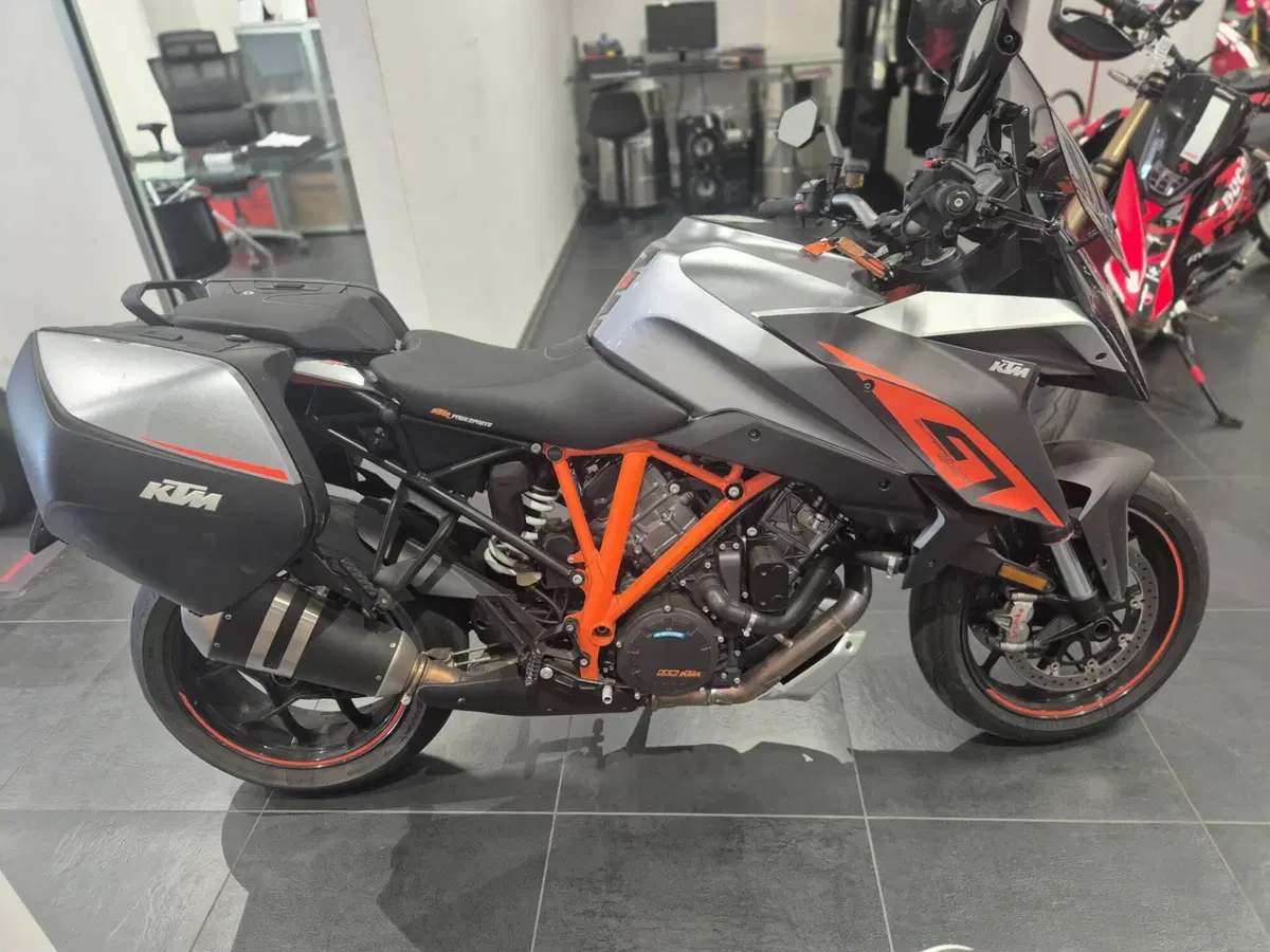 KTM 1290 Super Duke GT ABS (2016 - 18) (2)