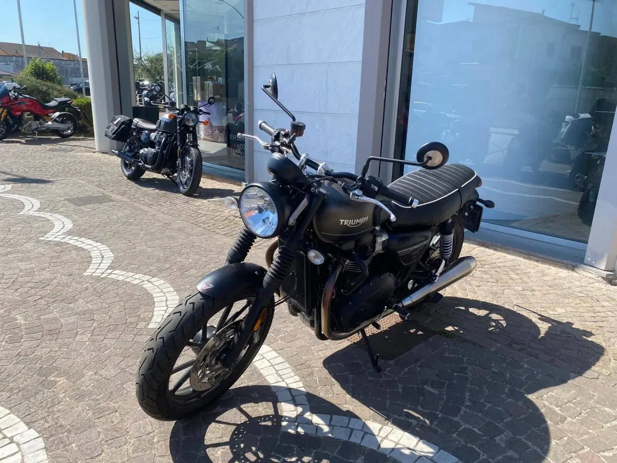 Triumph Street Twin 900 (2021 - 22) (4)