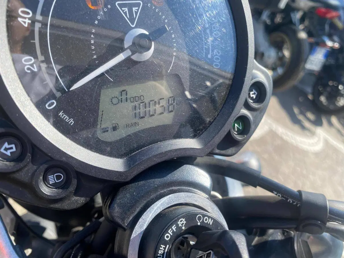 Triumph Street Twin 900 (2021 - 22) (3)