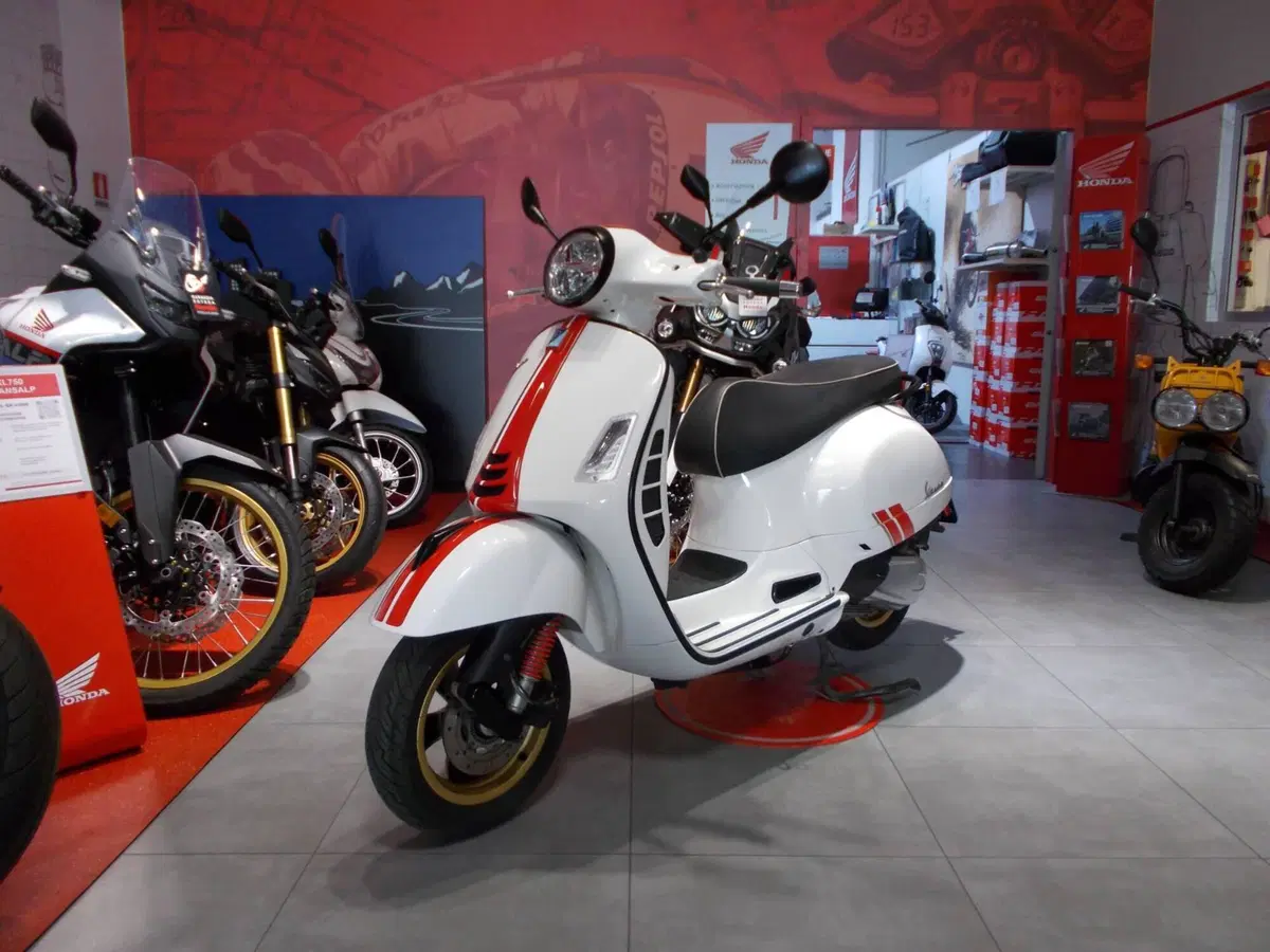 Vespa GTS 300 Super Racing Sixties Hpe (2021 - 22) (2)