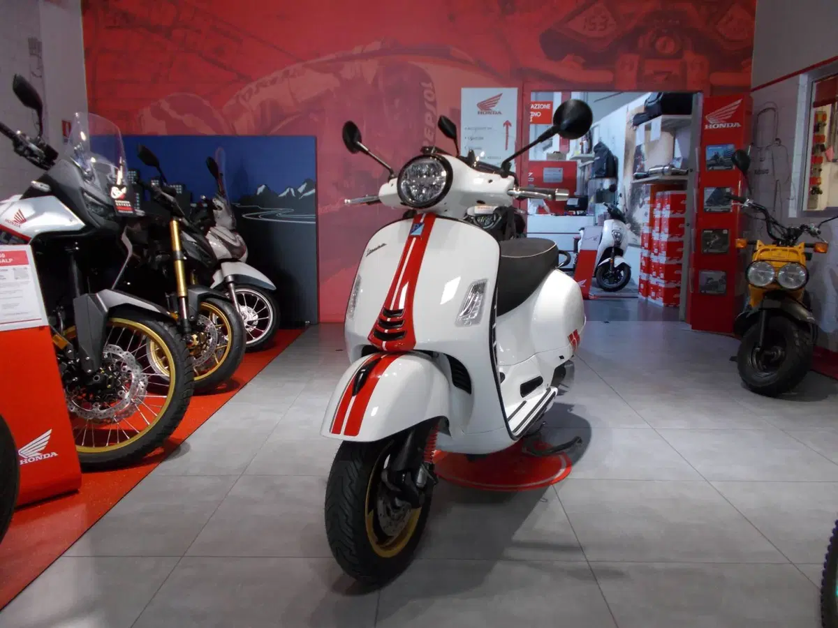 Vespa GTS 300 Super Racing Sixties Hpe (2021 - 22) (3)