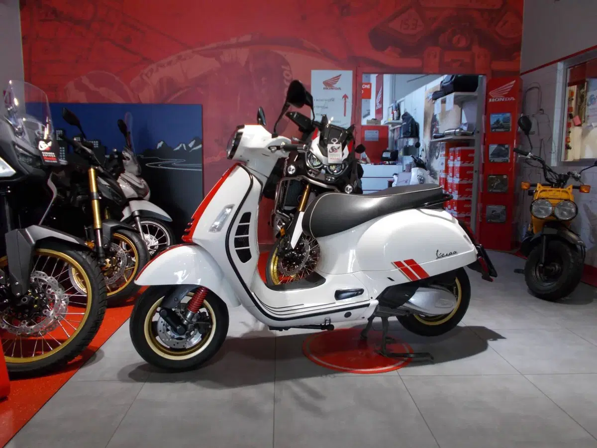 Vespa GTS 300 Super Racing Sixties Hpe (2021 - 22) (4)
