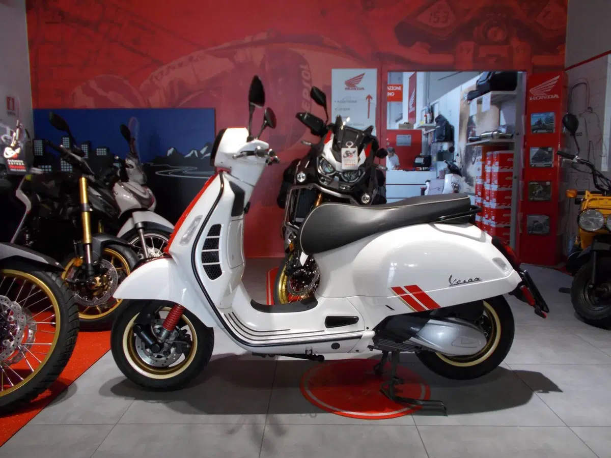 Vespa GTS 300 Super Racing Sixties Hpe (2021 - 22) (5)