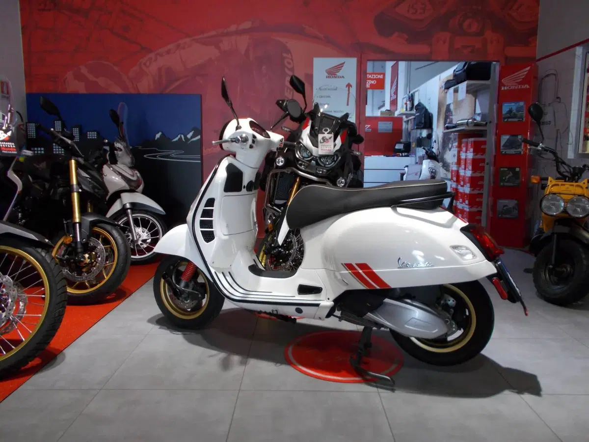 Vespa GTS 300 Super Racing Sixties Hpe (2021 - 22) (6)