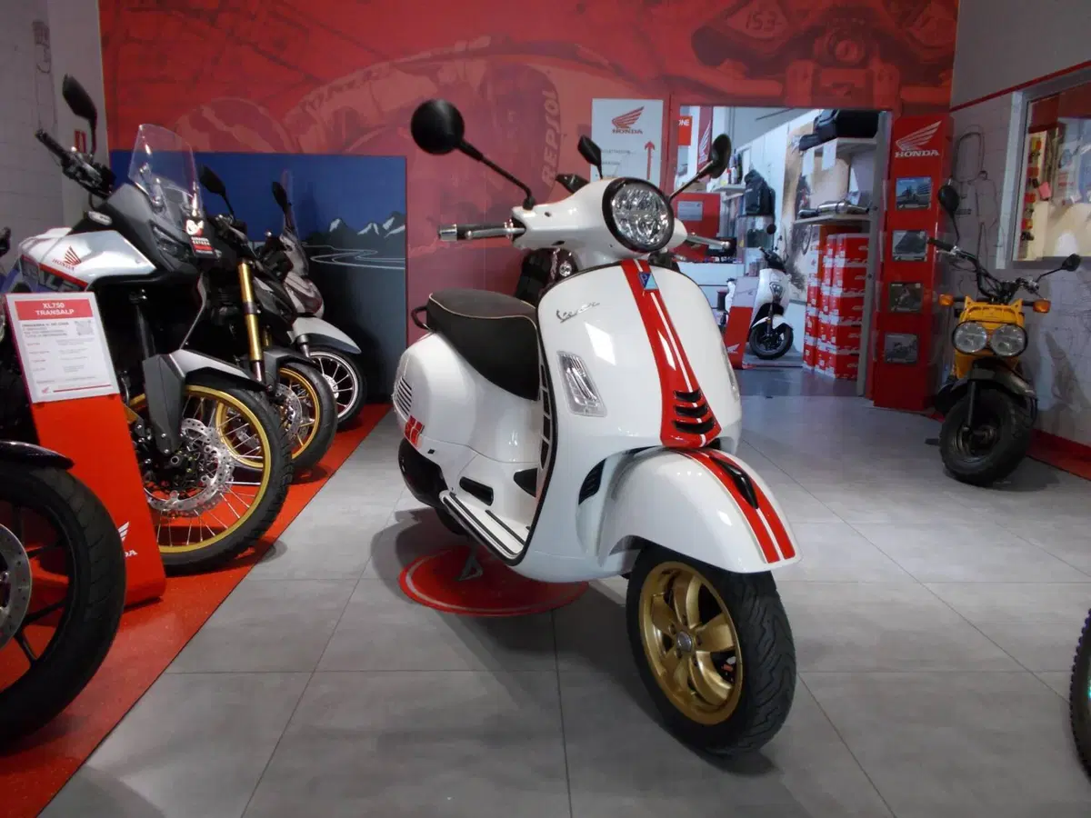 Vespa GTS 300 Super Racing Sixties Hpe (2021 - 22) (7)