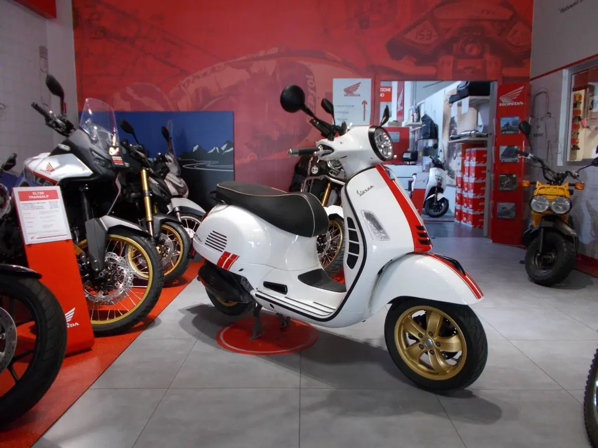 Vespa GTS 300 Super Racing Sixties Hpe (2021 - 22) (8)