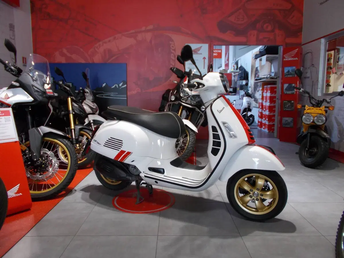 Vespa GTS 300 Super Racing Sixties Hpe (2021 - 22) (9)