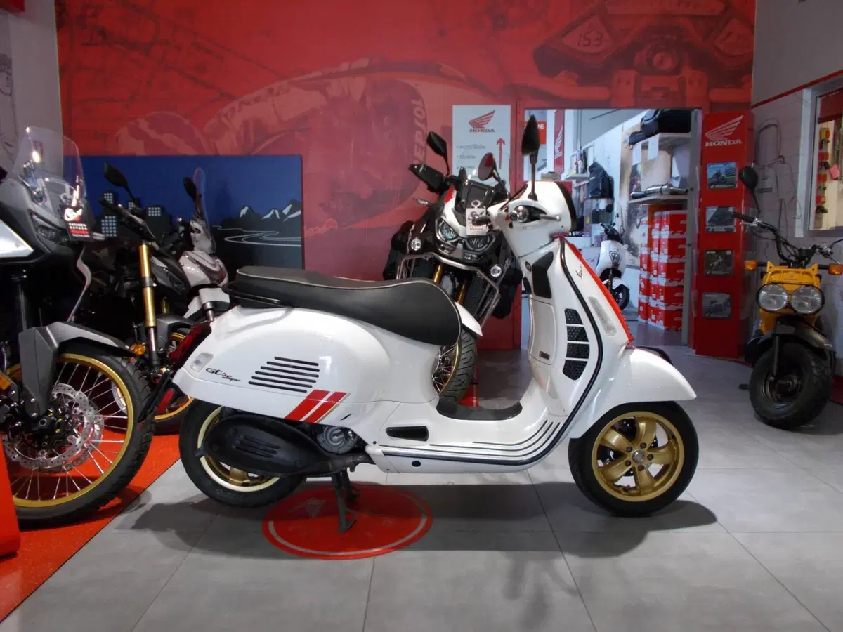 Vespa GTS 300 Super Racing Sixties Hpe (2021 - 22) (10)