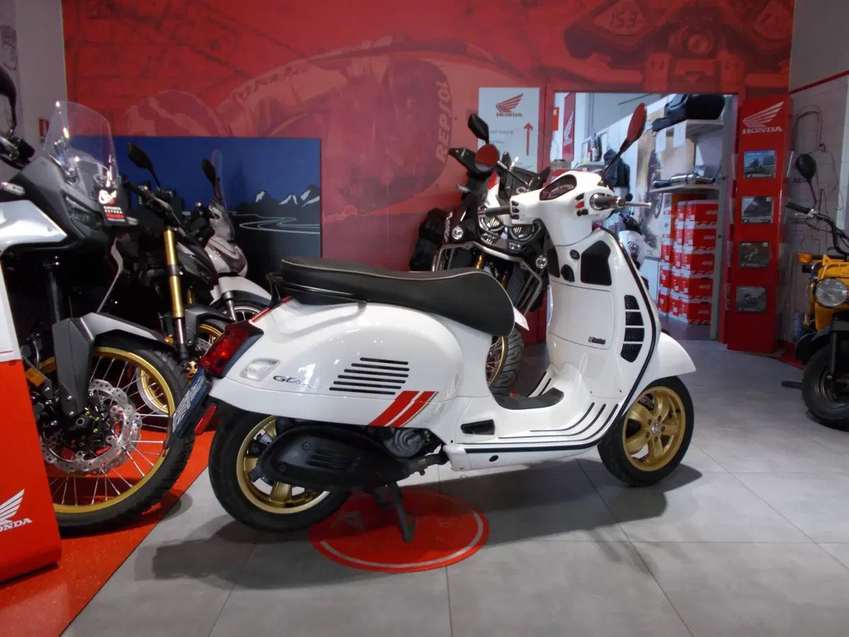 Vespa GTS 300 Super Racing Sixties Hpe (2021 - 22) (11)