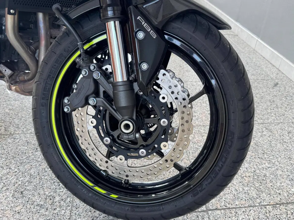 Kawasaki Z 900 Performance (2021 - 24) (9)
