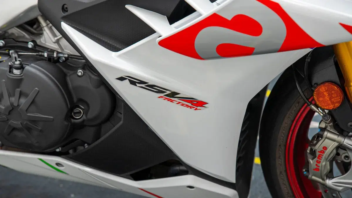 Aprilia RSV4 1100 Factory (2021 - 24) (14)