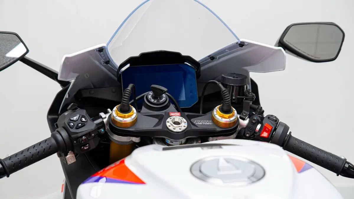 Aprilia RSV4 1100 Factory (2021 - 24) (16)