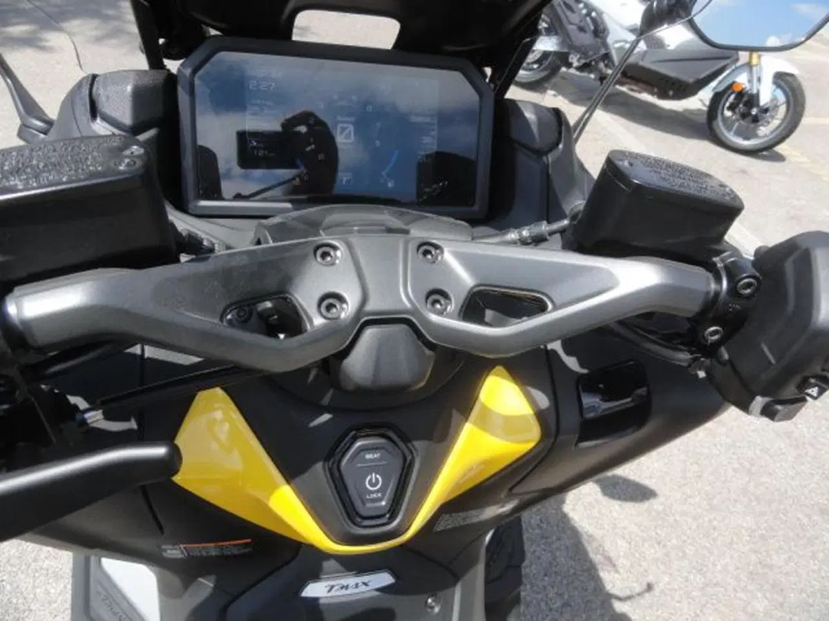 Yamaha T-Max 560 (2022 - 24) (11)