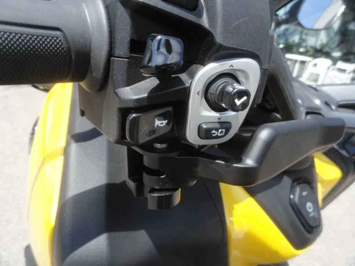 Yamaha T-Max 560 (2022 - 24) (15)