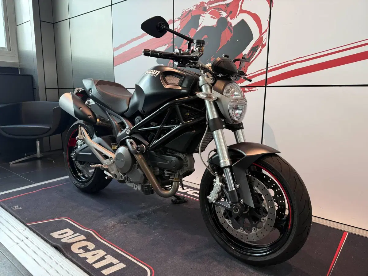 Ducati Monster 696 (2008 - 13) (2)