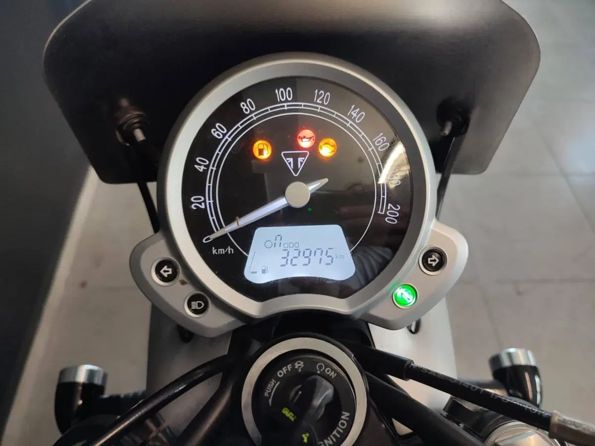 Triumph Street Twin 900 (2017 - 18) (3)