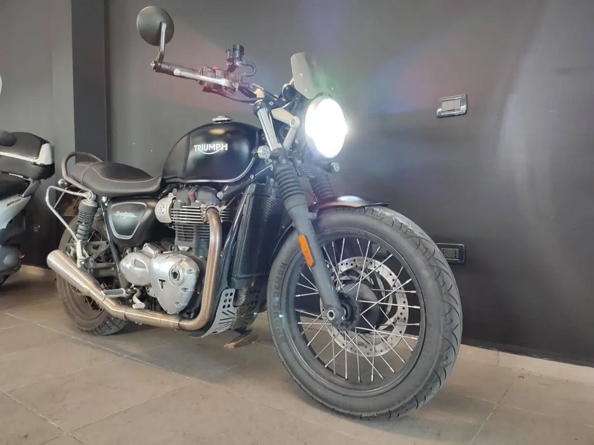 Triumph Street Twin 900 (2017 - 18) (4)