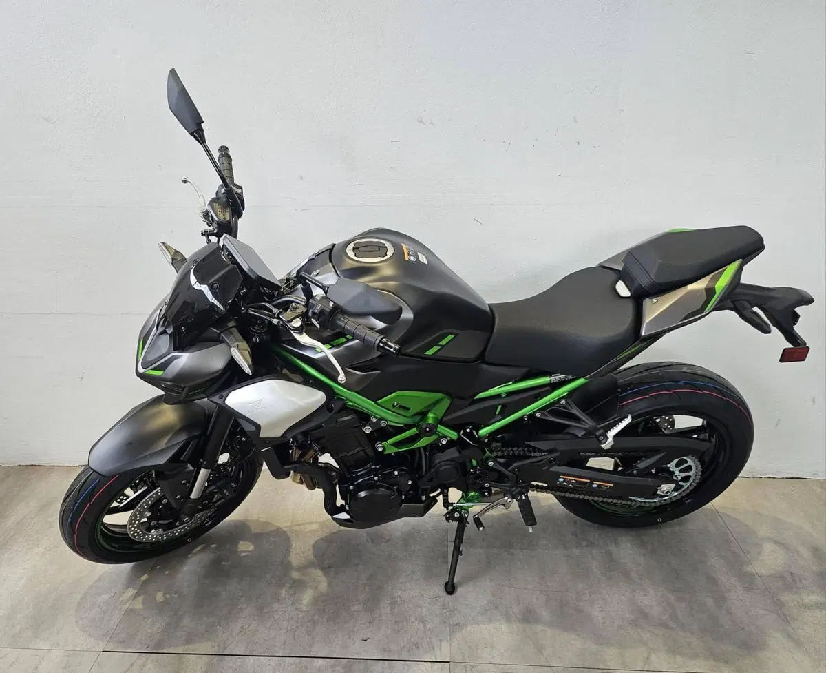 Kawasaki Z 900 (2025 - 26) (2)