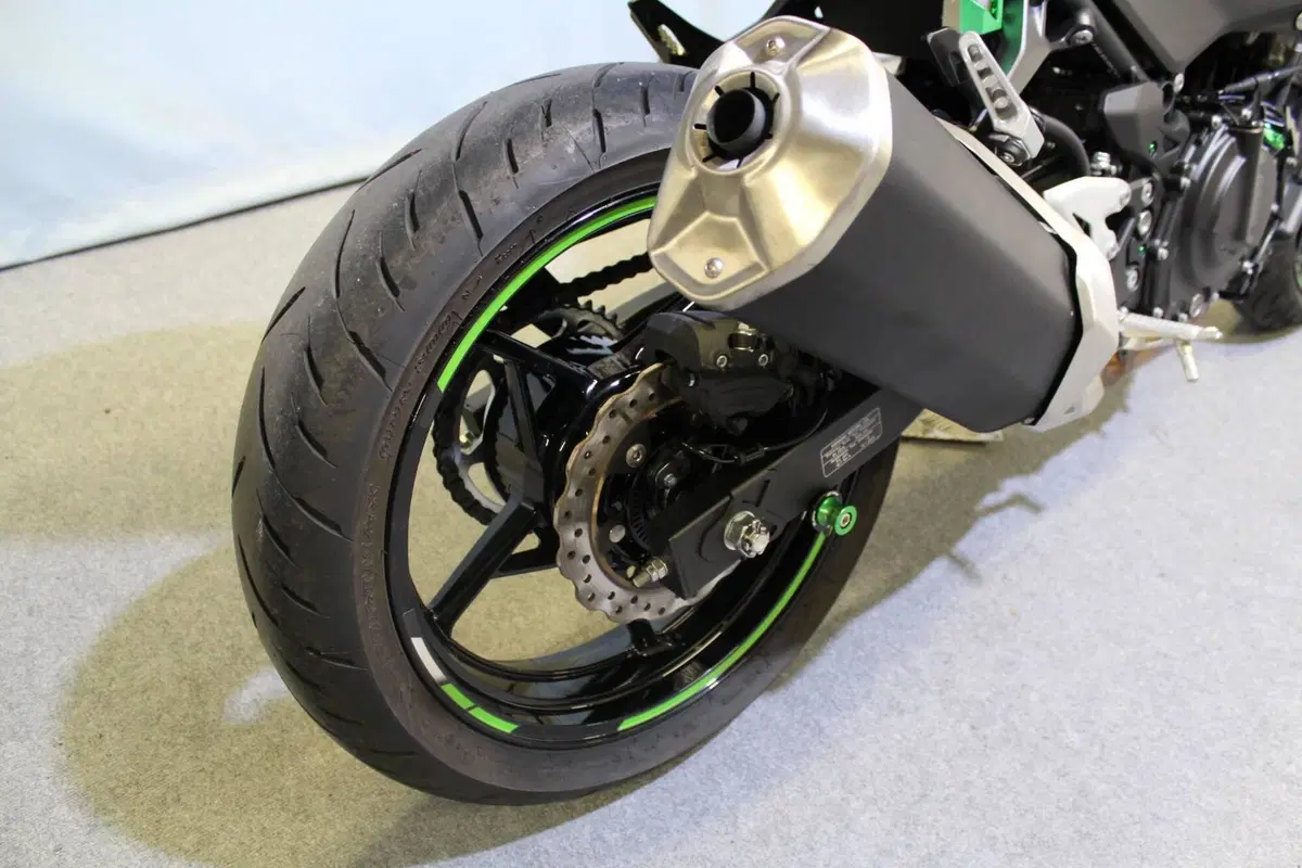 Kawasaki Z 400 (2023) (6)