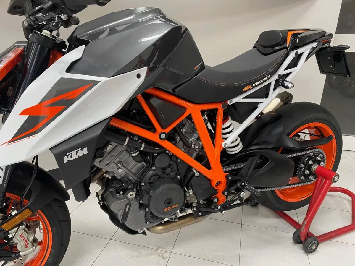 KTM 1290 Super Duke R (2019) (7)