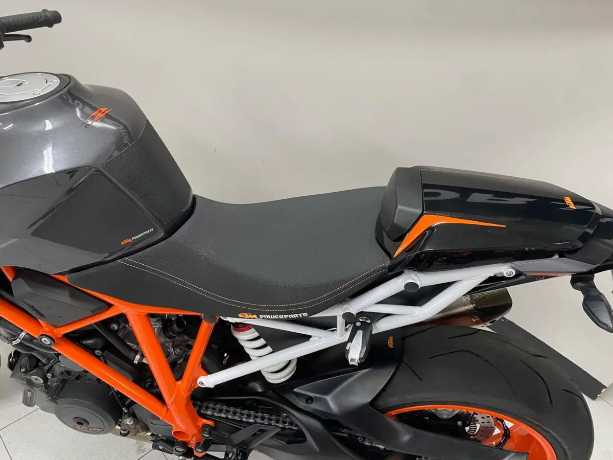 KTM 1290 Super Duke R (2019) (8)