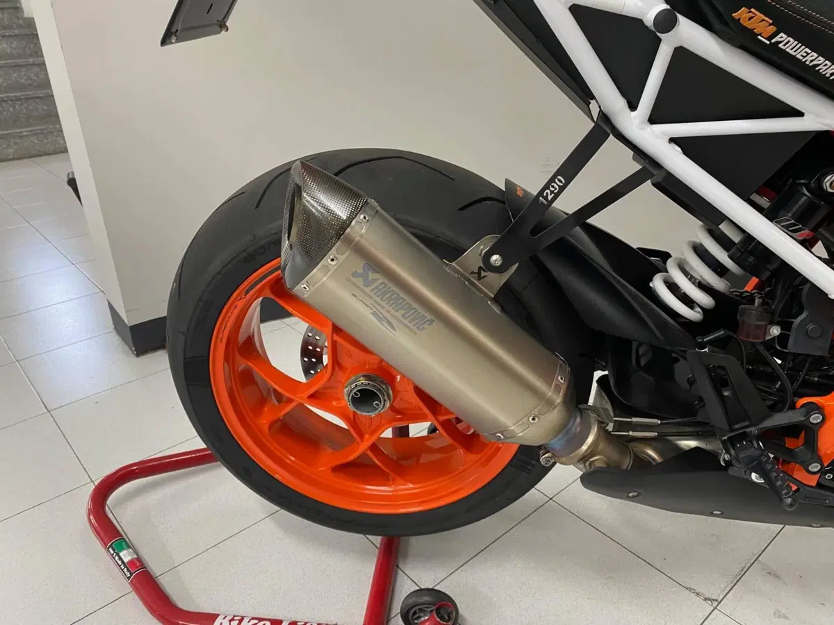 KTM 1290 Super Duke R (2019) (3)