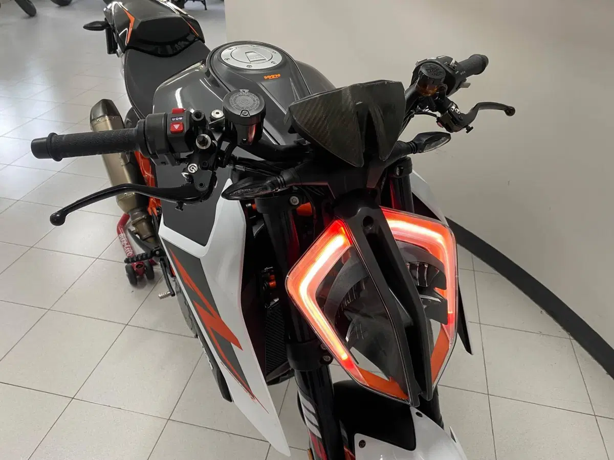 KTM 1290 Super Duke R (2019) (4)