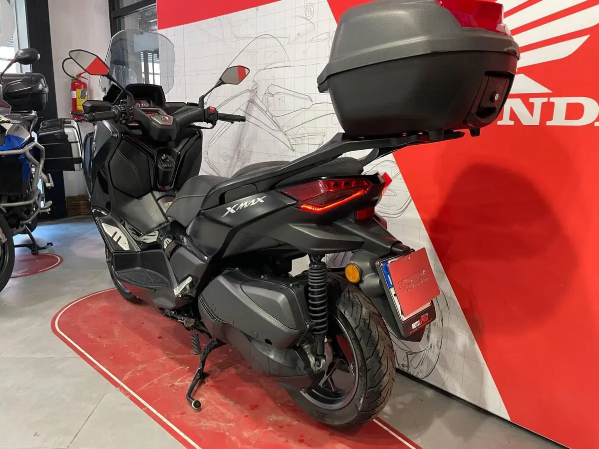 Yamaha X-Max 300 Tech Max (2021 - 24) (6)