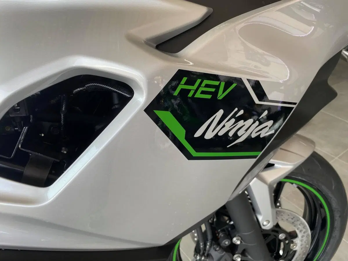 Kawasaki Ninja 7 Hybrid (2024 - 26) (3)