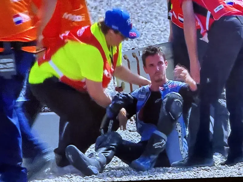Alex aiutato dai medici dopo la caduta