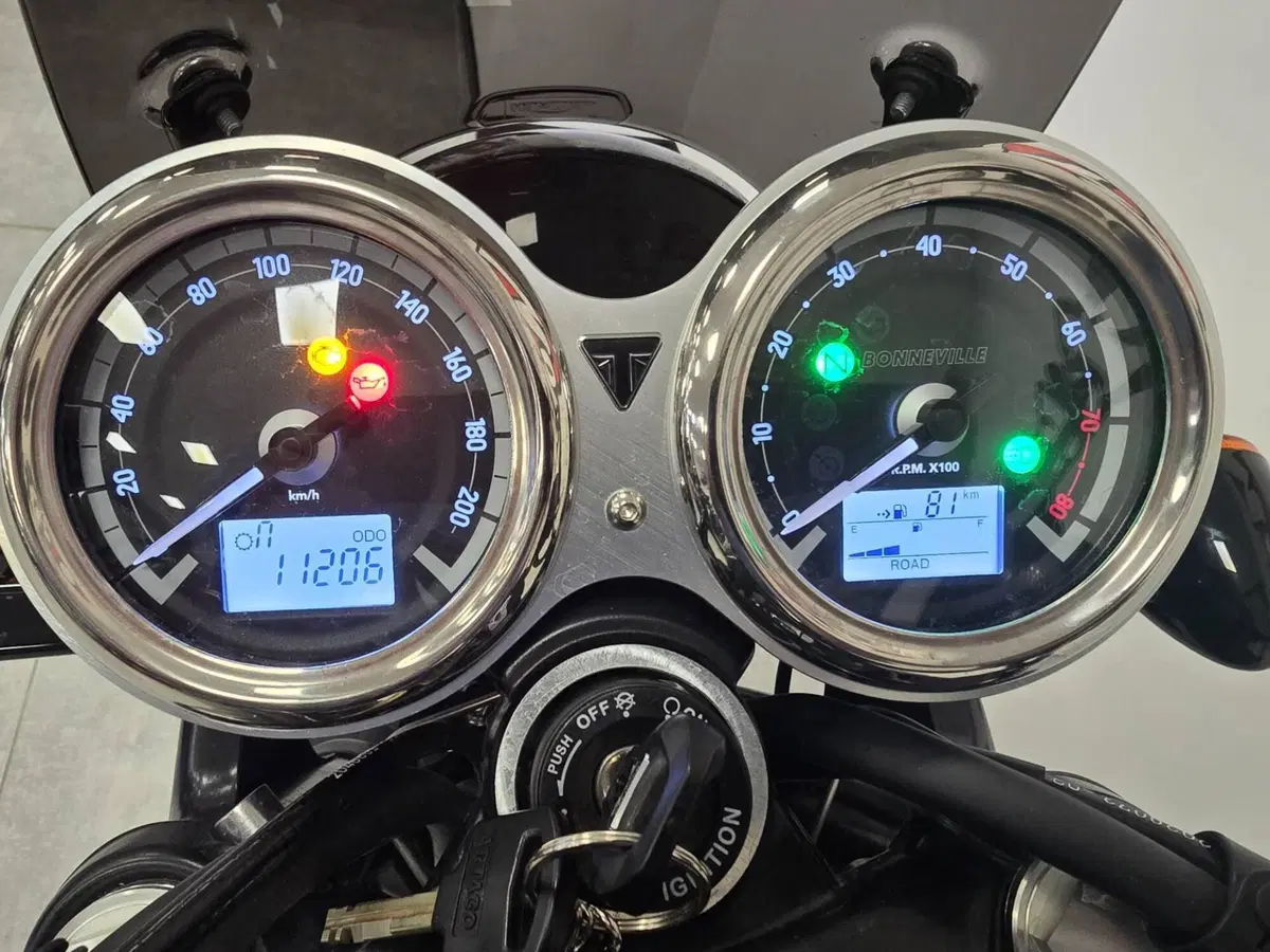 Triumph Bonneville T120 Black (2021 - 25) (5)