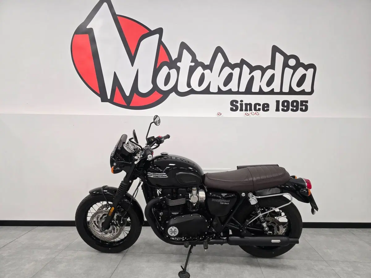 Triumph Bonneville T120 Black (2021 - 25) (2)