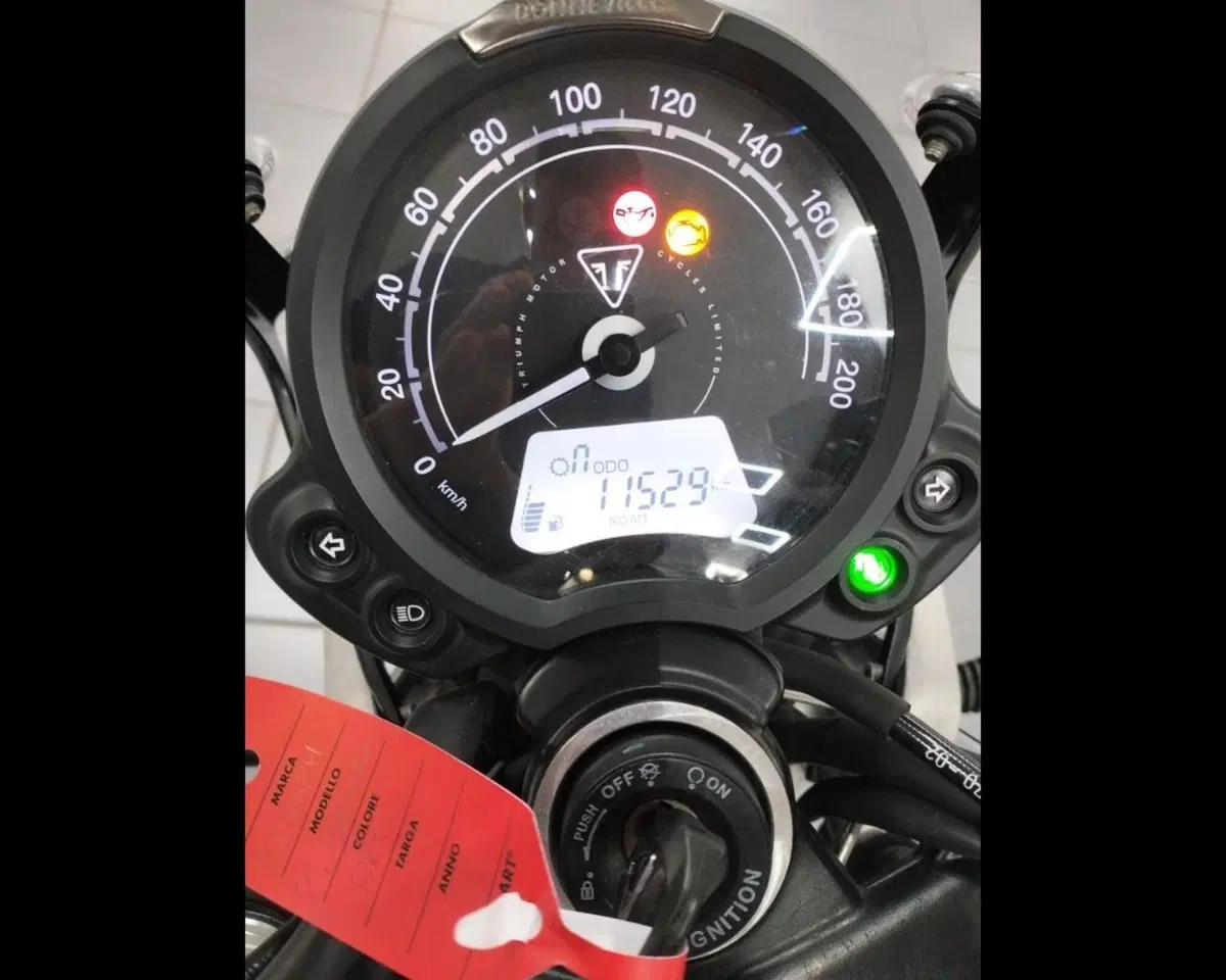 Triumph Street Twin 900 (2021 - 22) (6)