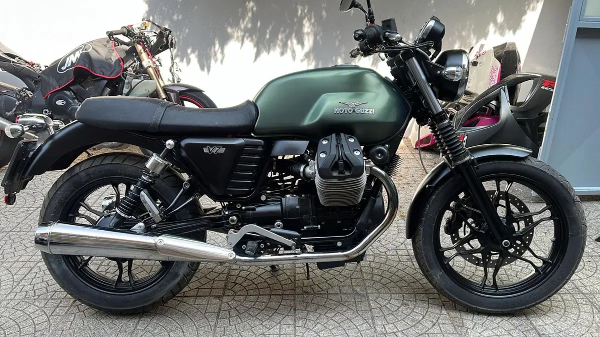 Moto Guzzi V7 Stone (2012 - 15) (2)