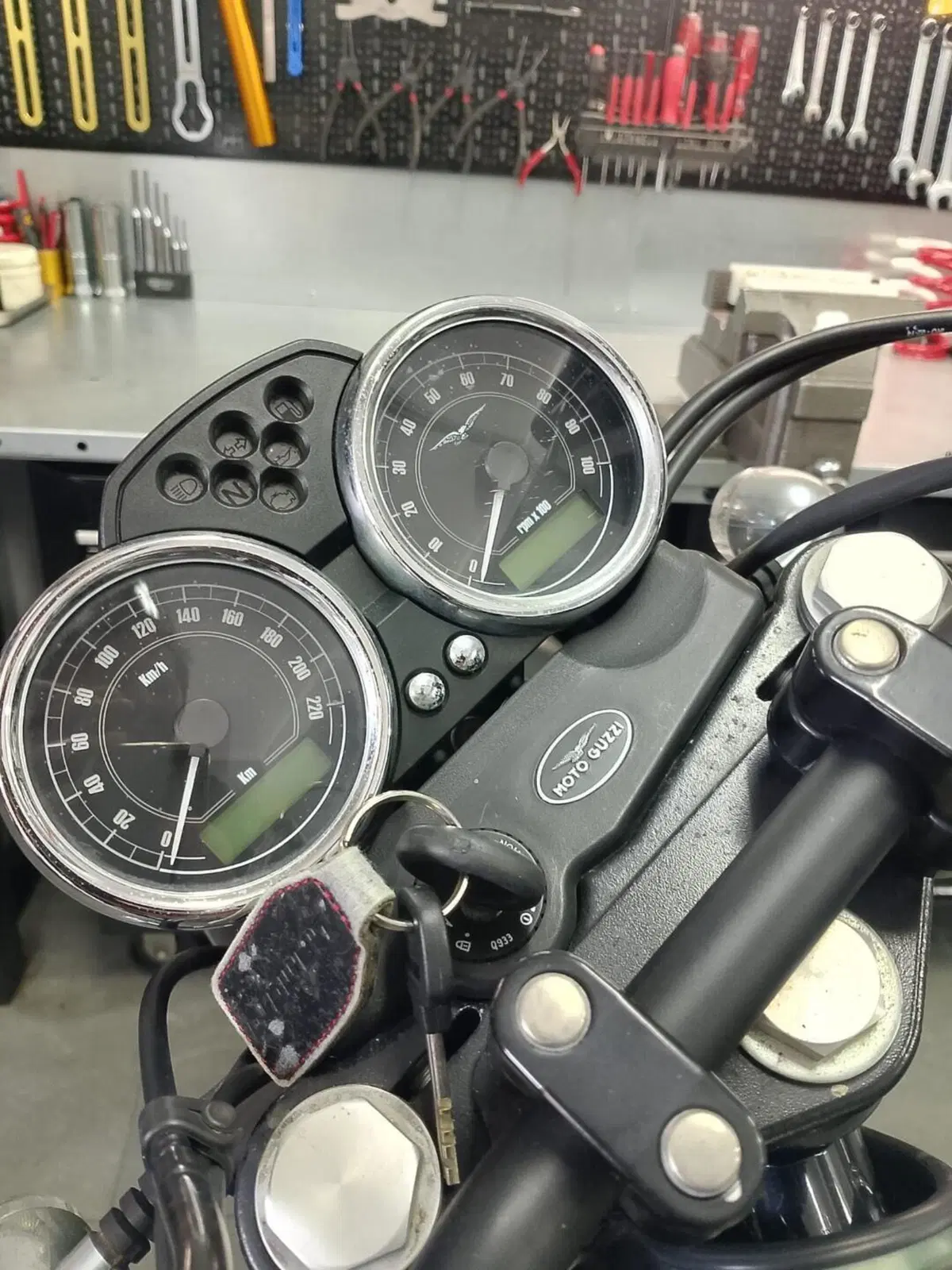 Moto Guzzi V7 Stone (2012 - 15) (4)