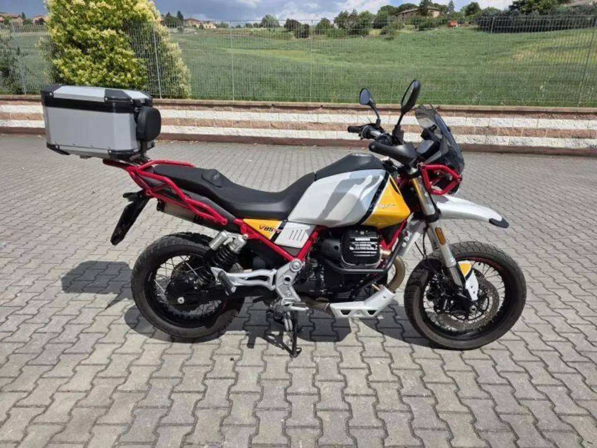 Moto Guzzi V85 TT Evocative Graphics (2019 - 20) (4)