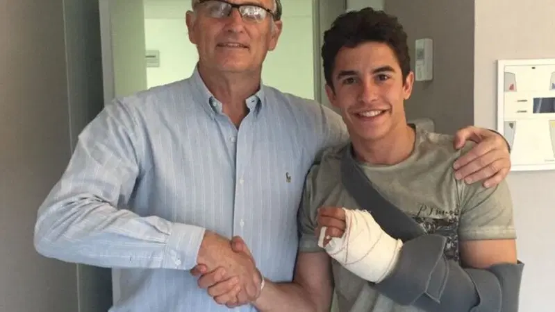 Frattura al mignolo per Marquez in un incidente nel dirt-track