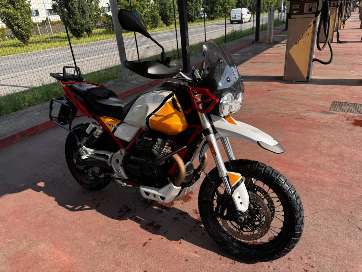 Moto Guzzi V85 TT Evocative Graphics (2019 - 20) (2)